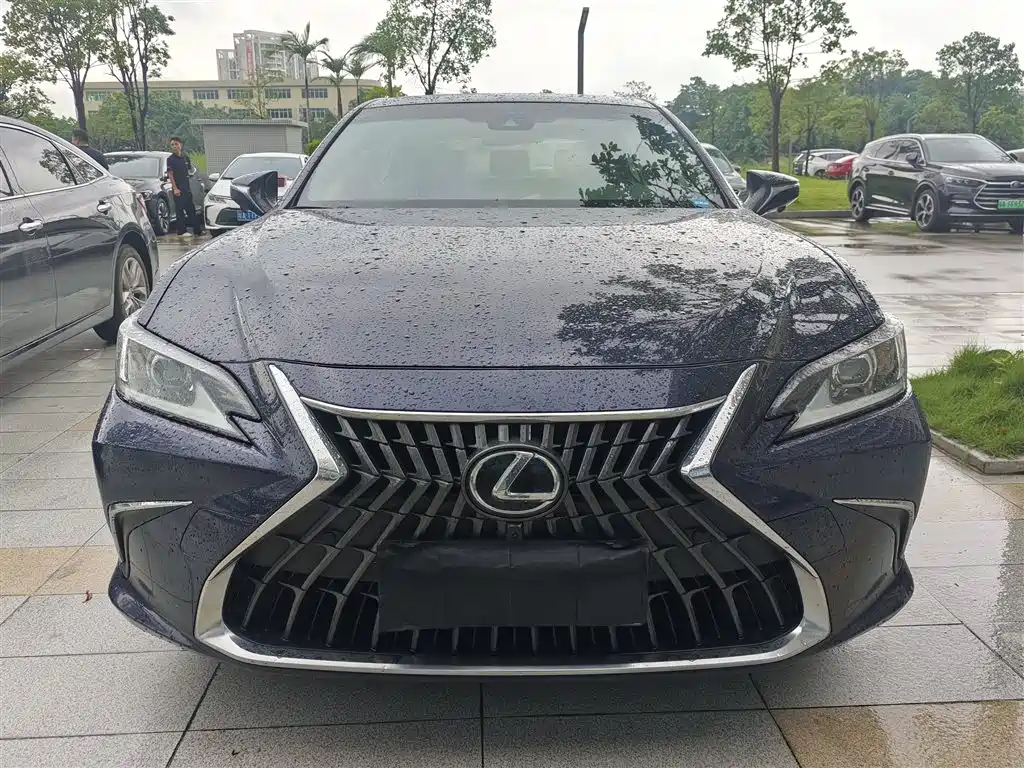 Фото 3 - Lexus ES