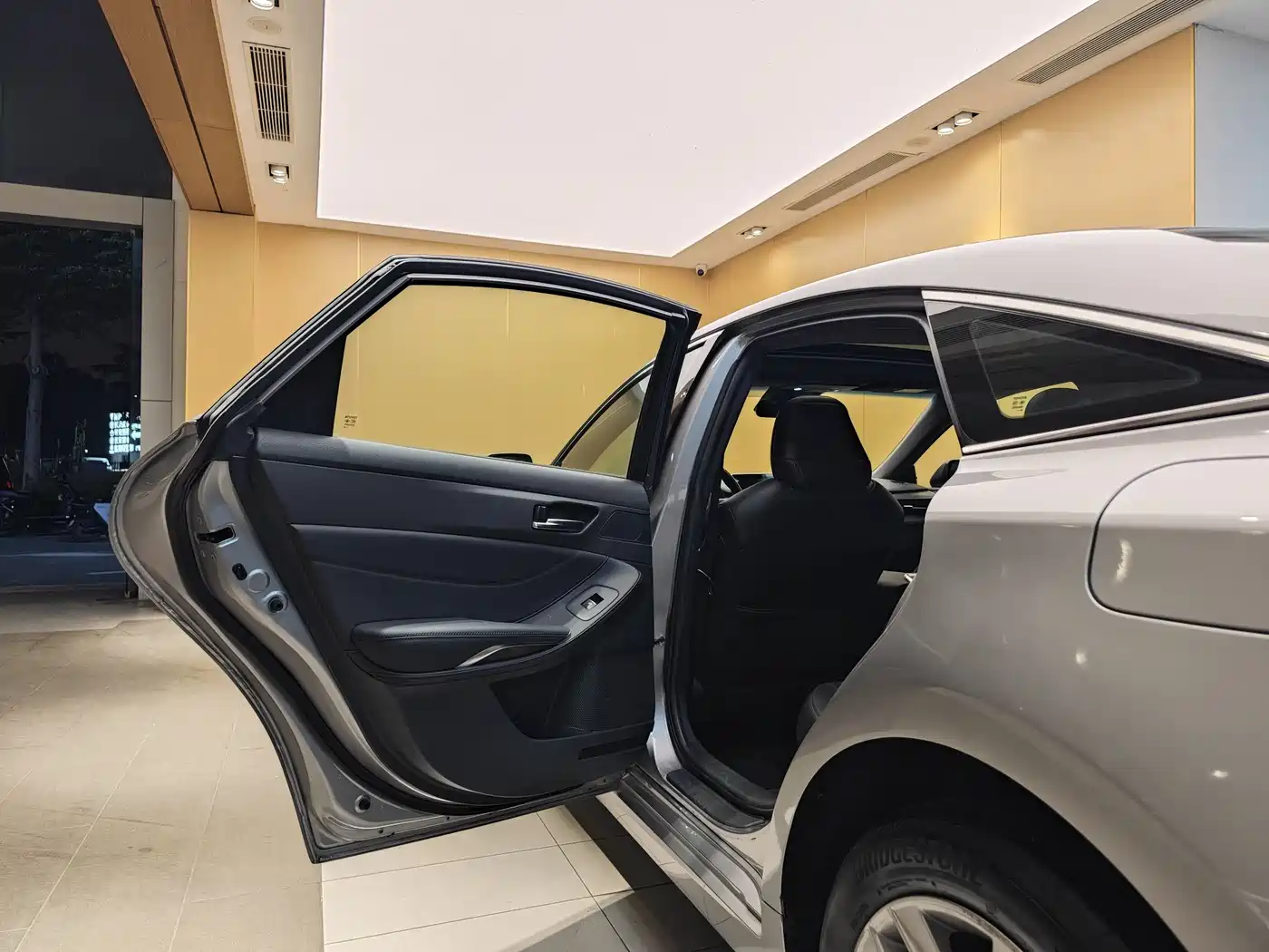 Toyota Avalon 2019 Hybrid 2.5L Luxury Edition China V фото 21