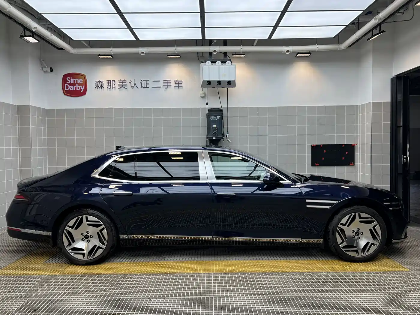 Genesis G90 2023 3.5T Executive Extended Version фото 2