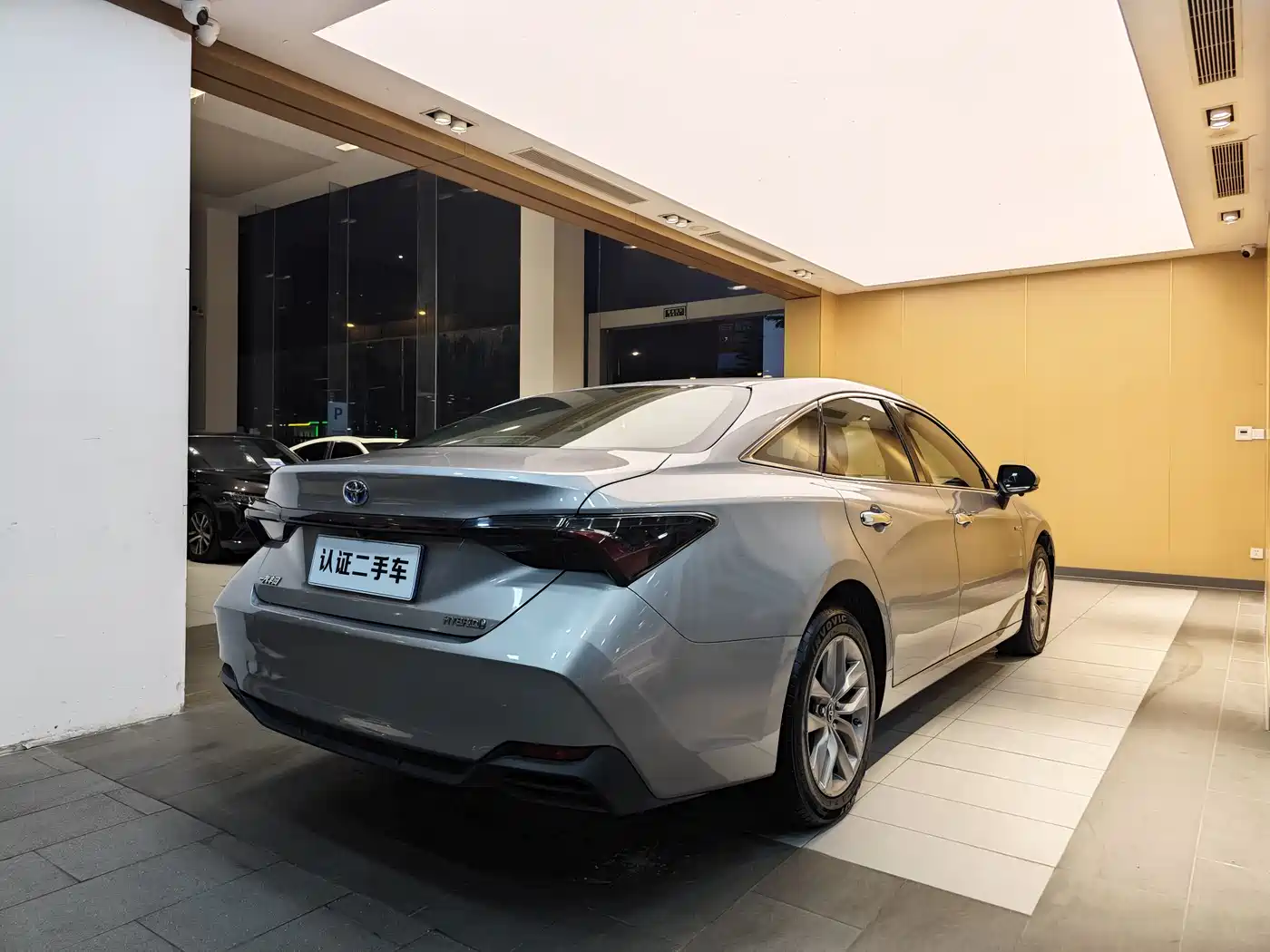Toyota Avalon 2019 Hybrid 2.5L Luxury Edition China V фото 31