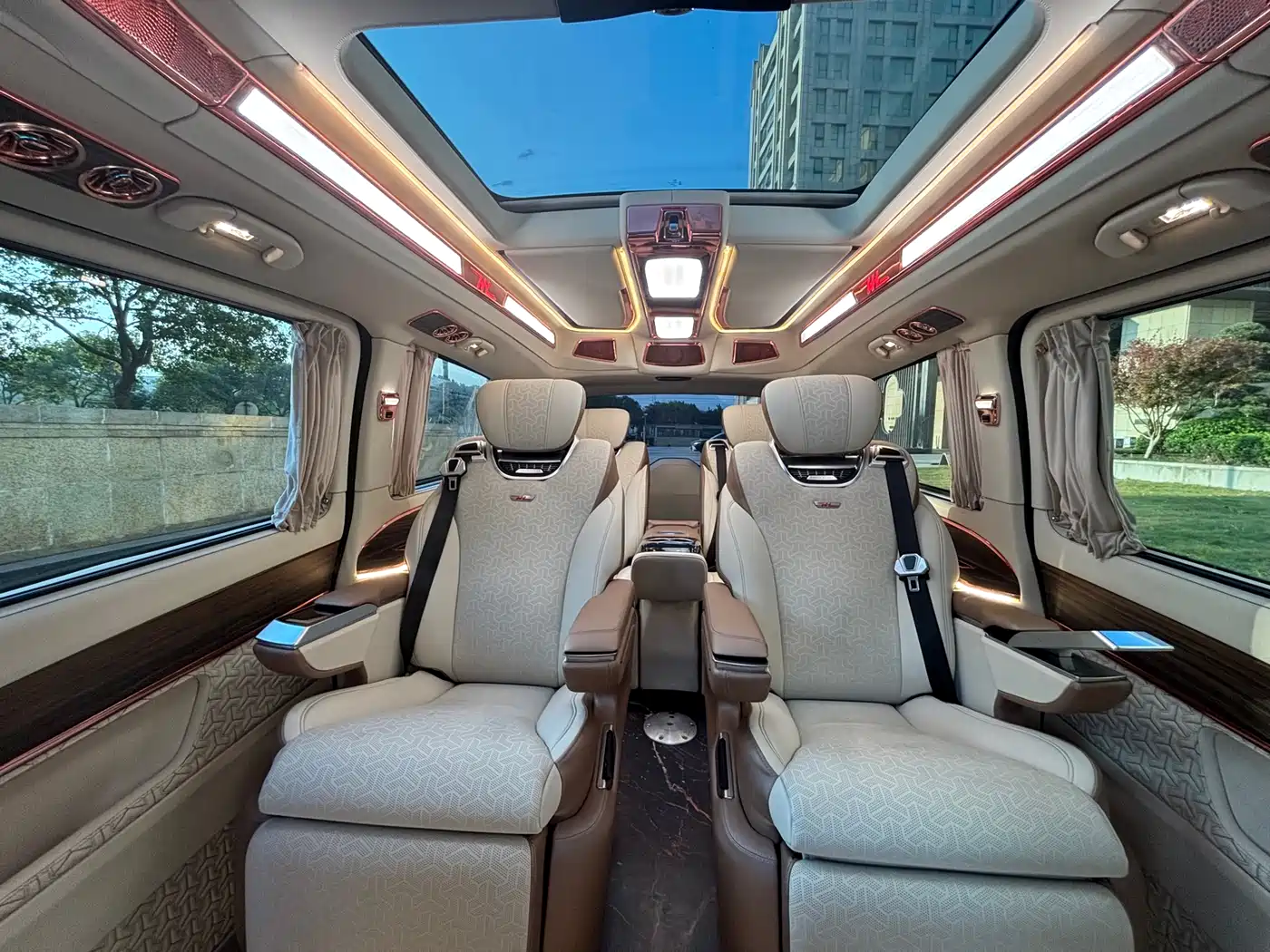 Mercedes-Benz V-Class 2021 V 260 L Long Wheelbase Premium Edition фото 12