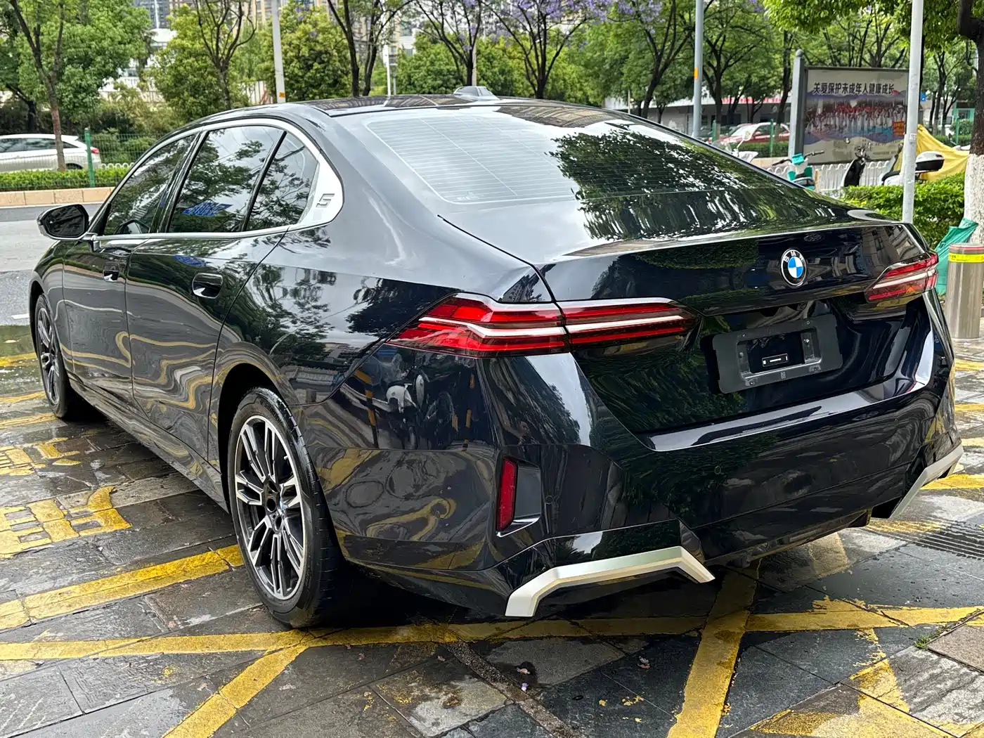 BMW 5 Series 2024 530Li Leading M Sport Package фото 4