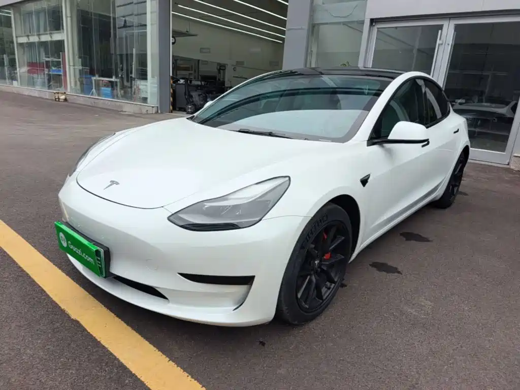 Фото 1 - Tesla Model 3