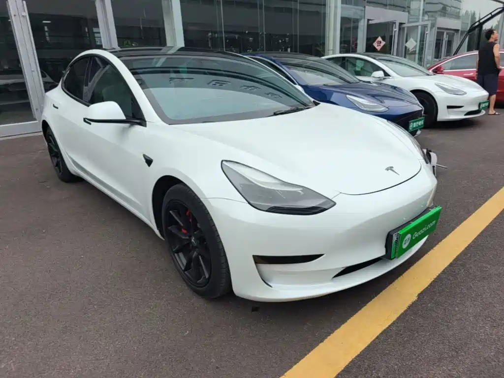 Фото 4 - Tesla Model 3
