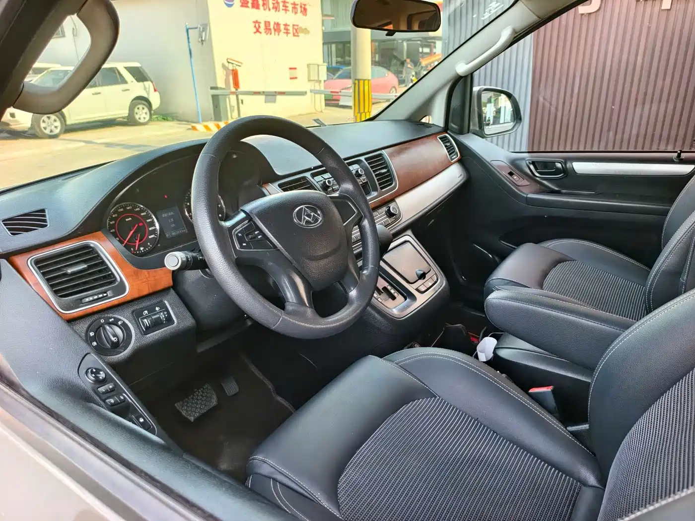SAIC Maxus Maxus G10 2016 2.0T Automatic Executive Edition фото 10