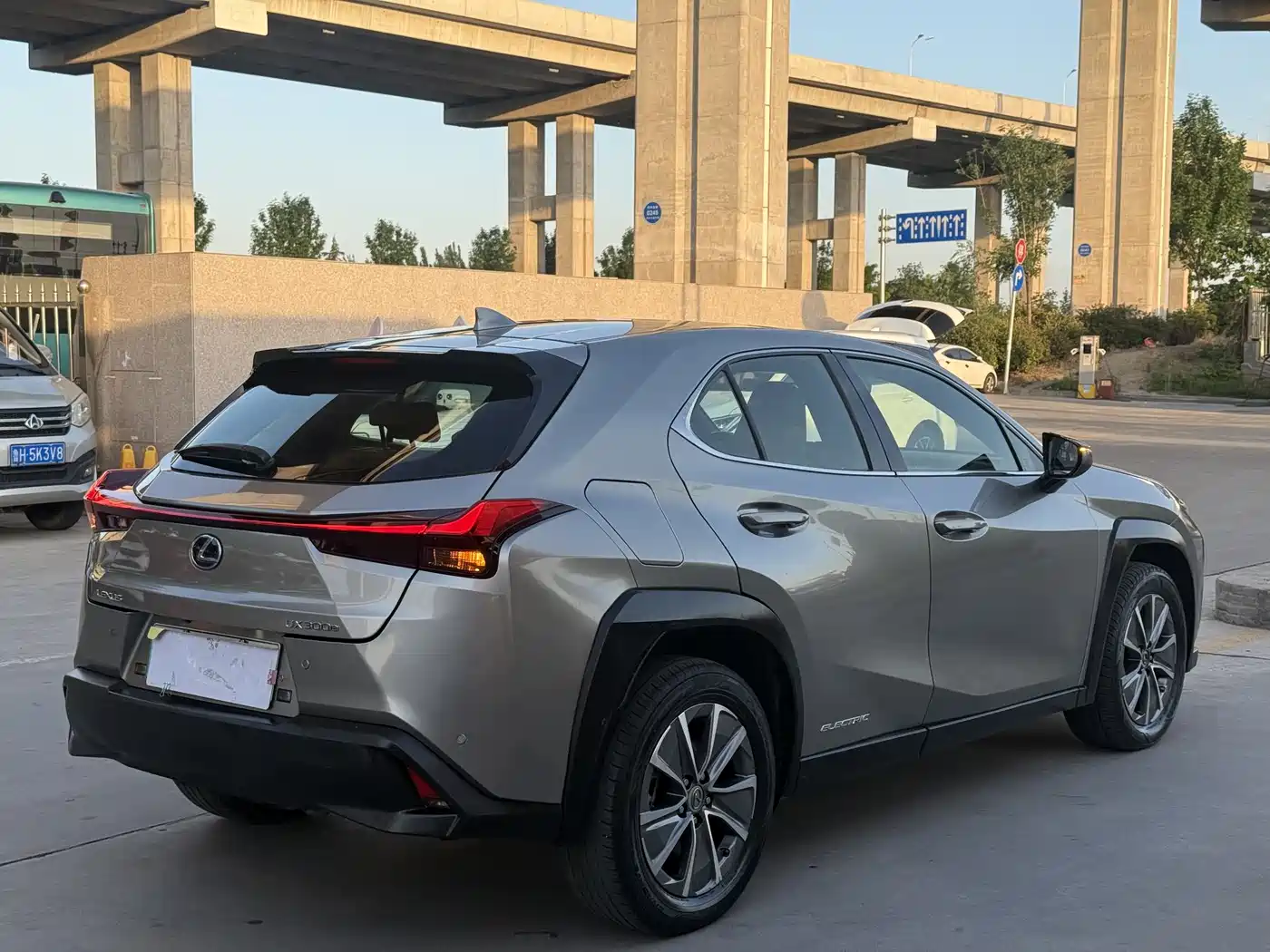 Lexus UX Electric 2020 300e Pure Yue Edition фото 11