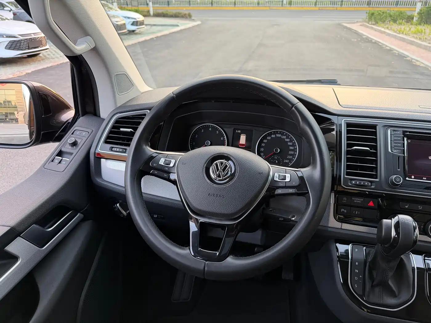 Volkswagen Multivan 2016 2.0TSI 4WD Prestige 7-Seater фото 11