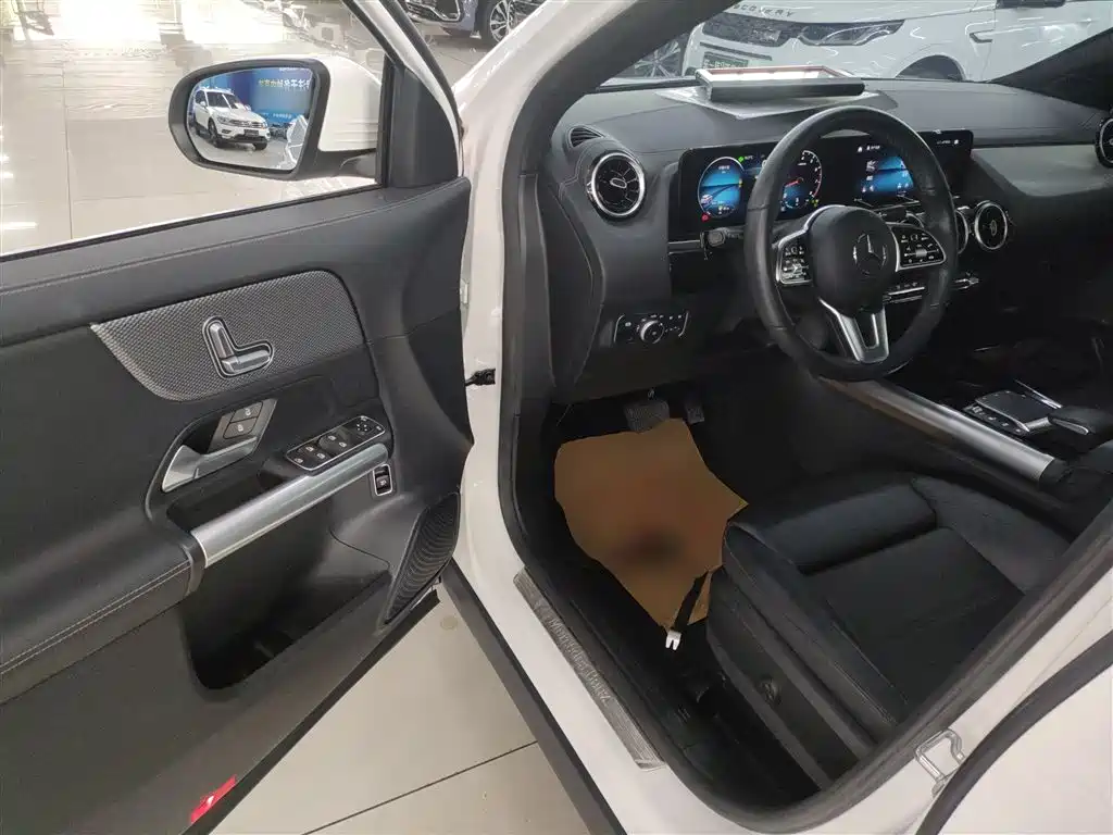 MERCEDES-BENZ GLA