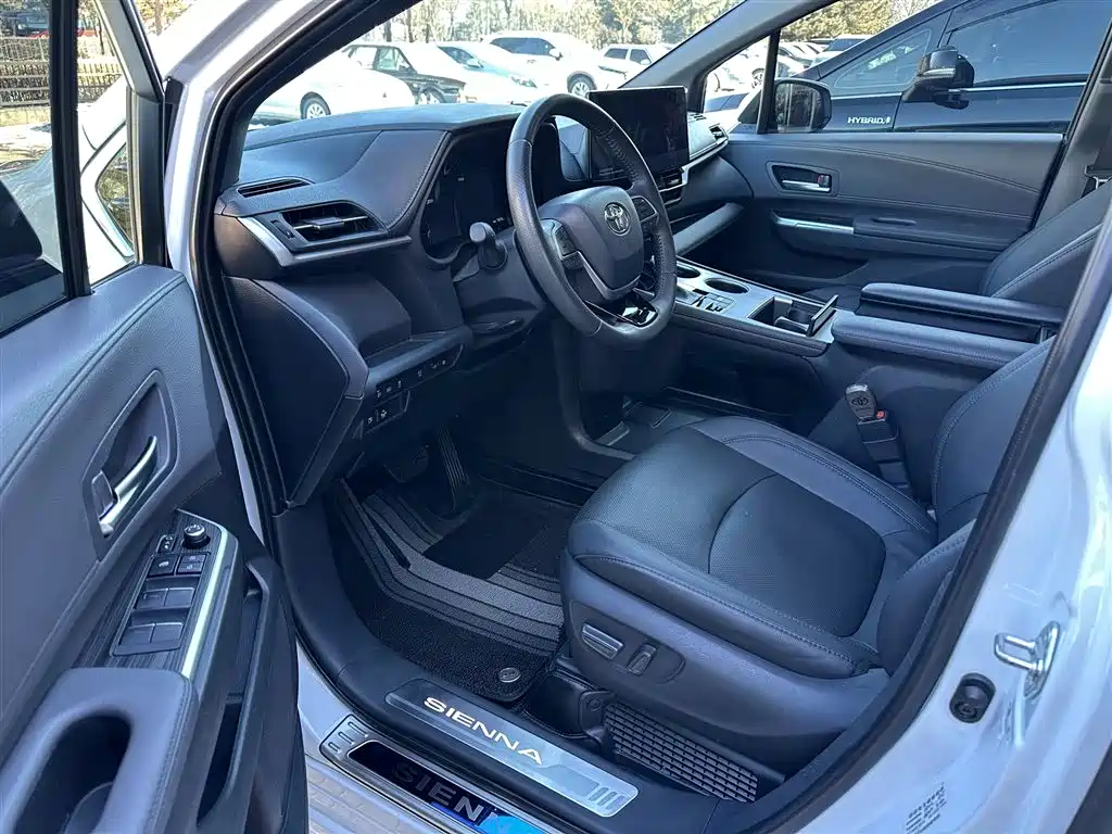 Toyota Sienna 2023 2.5L Hybrid Ultimate Edition фото 9