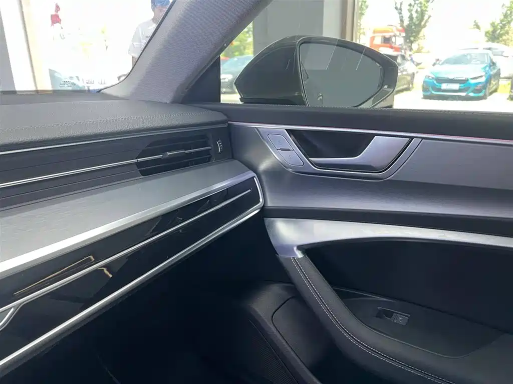 Audi A7L 2025 Model Year 45 TFSI Luxury фото 8