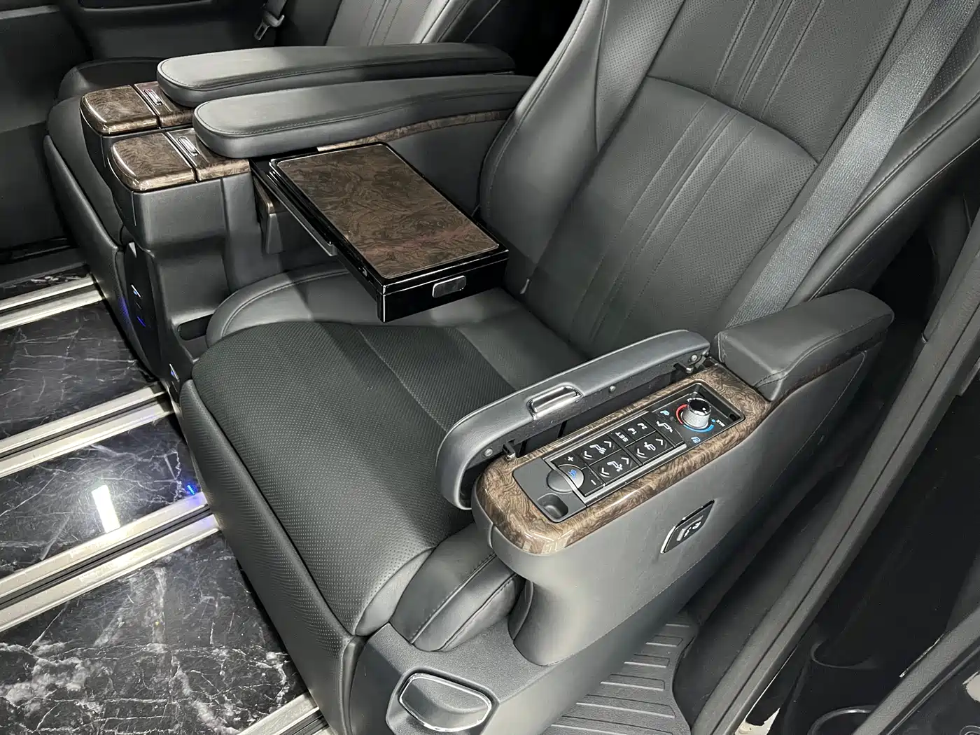 Toyota Vellfire 2021 Crown Hybrid 2.5L HV Premium Edition фото 12