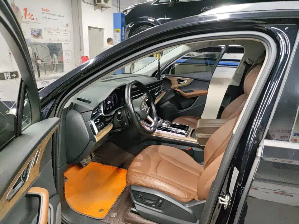 Photo 3 - Audi Q7