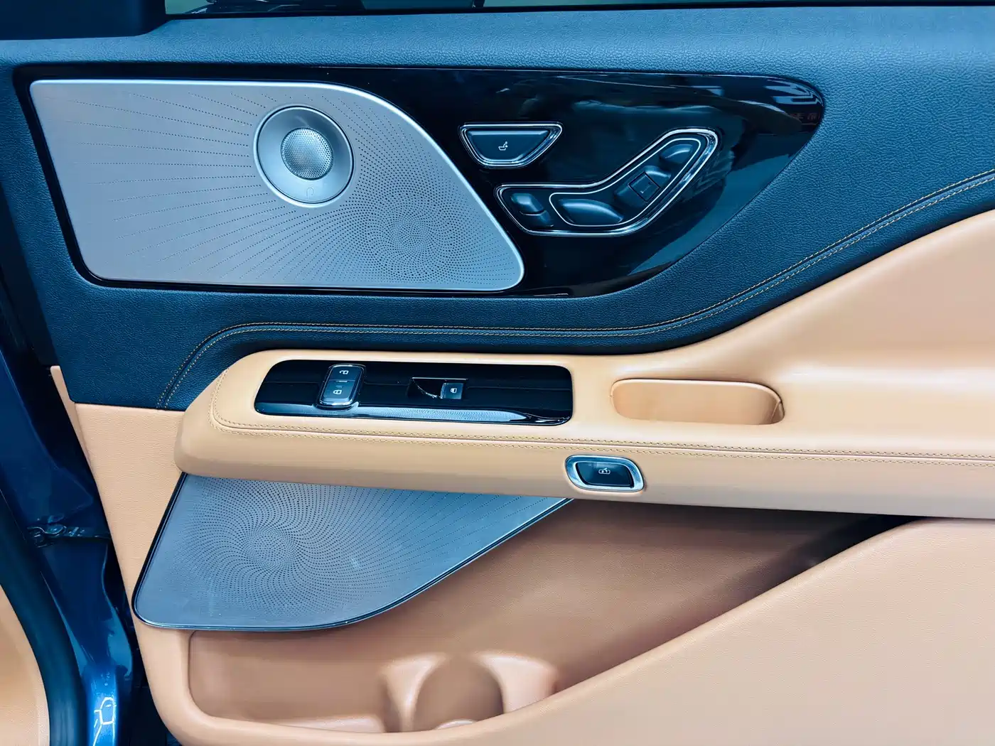 Photo 17 - Lincoln Aviator