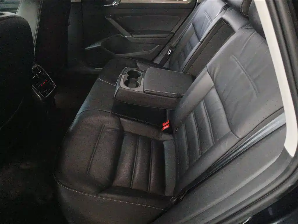 Volkswagen Passat 2017 330TSI DSG Luxury фото 17