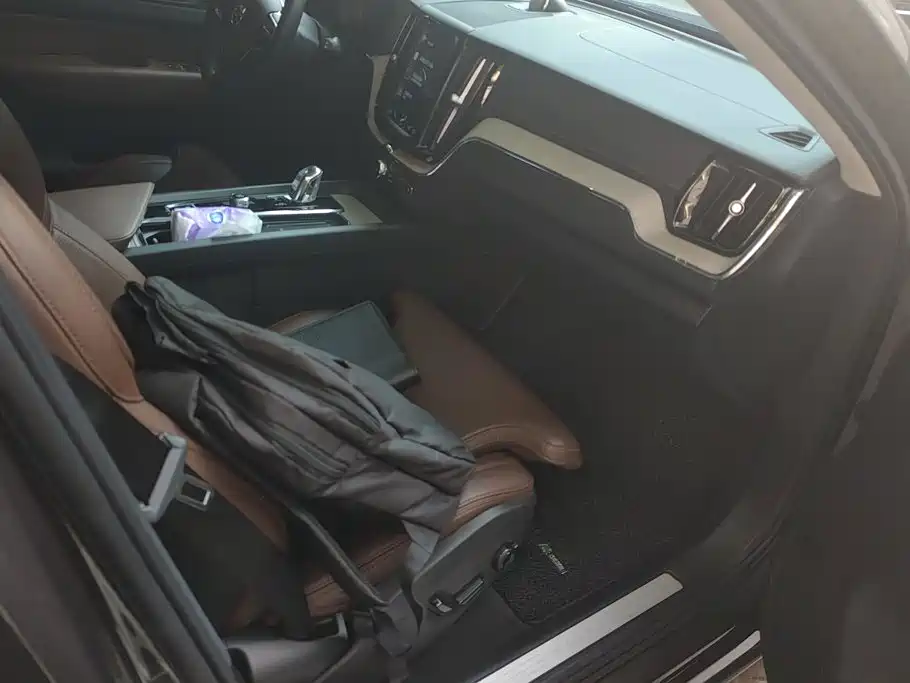 Photo 8 - Volvo XC60 Plug-in Hybrid