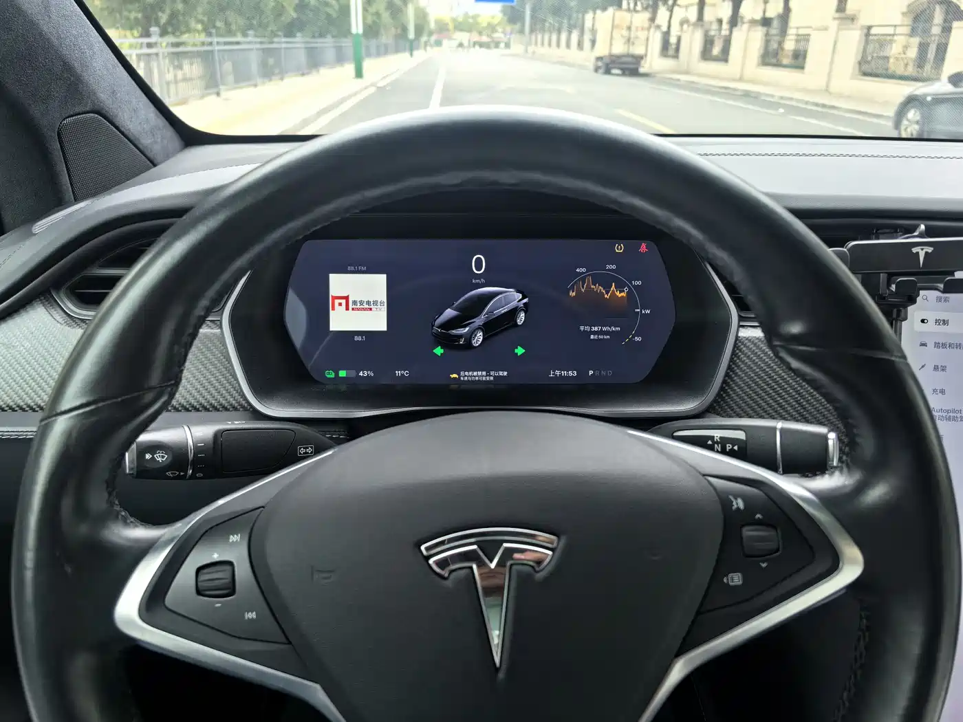 TESLA MODEL X