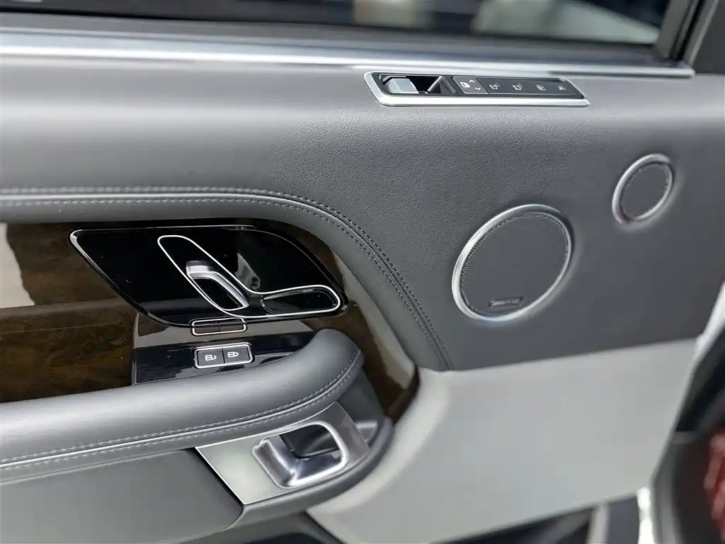 Land Rover Range Rover 2022 3.0 L6 400PS Heritage Extended Classic Edition фото 23
