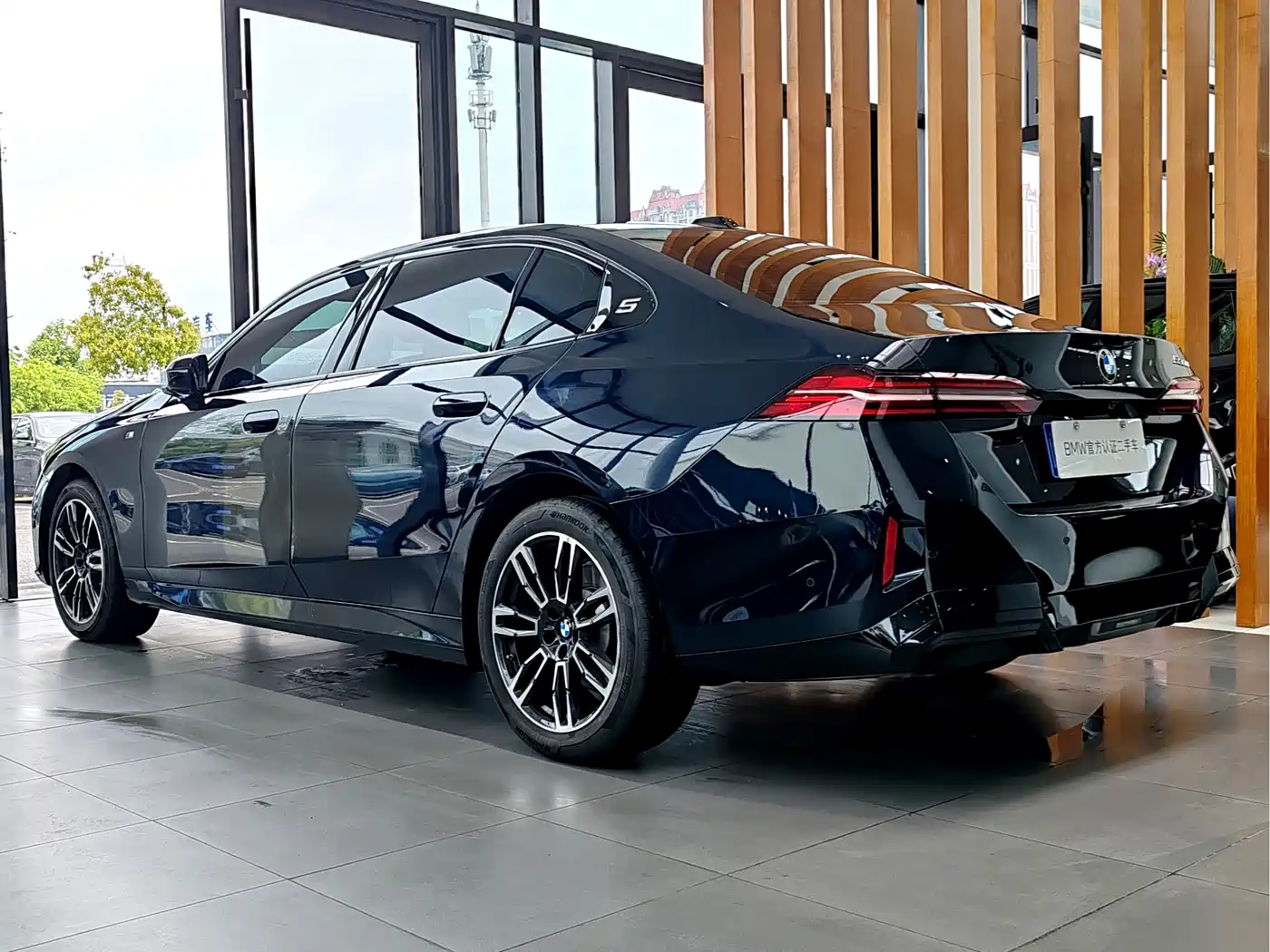 BMW 5 Series 2025 530Li Leading M Sport Package фото 7
