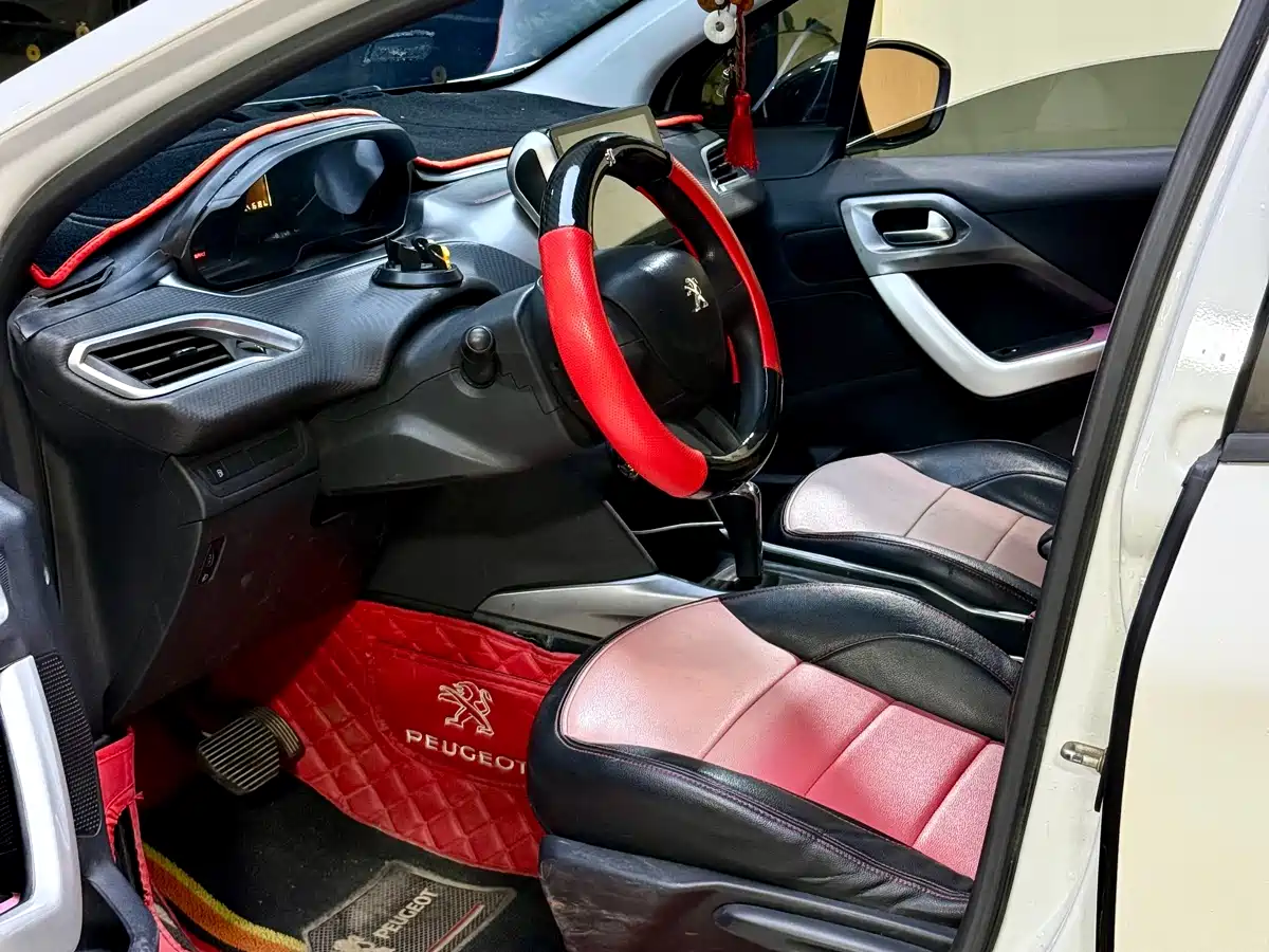 Peugeot 2008 2015 1.6L Automatic Cool Edition фото 4