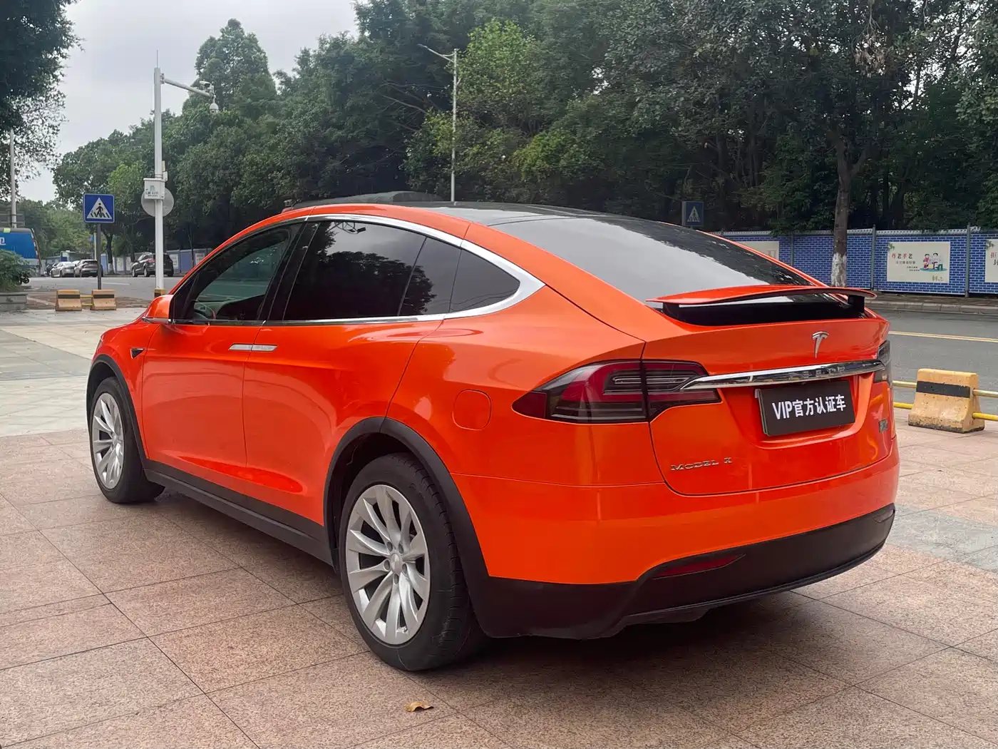 TESLA MODEL X