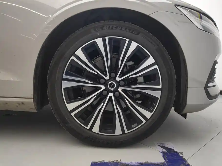 Volvo S60 2024 2025 B4 Smart Elite Luxury Edition