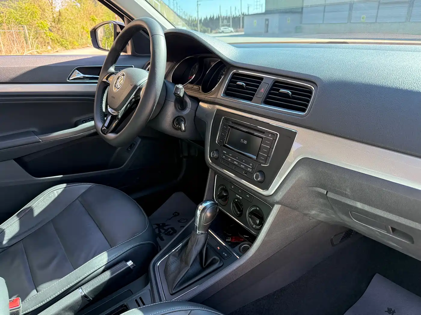Volkswagen Lavida 2015 1.6L Automatic Comfort Edition фото 10
