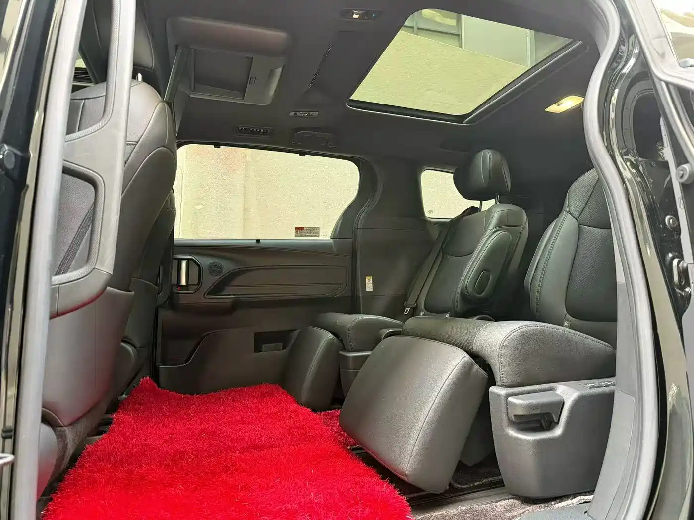 Toyota Sienna 2023 2.5L Hybrid Platinum Edition фото 8