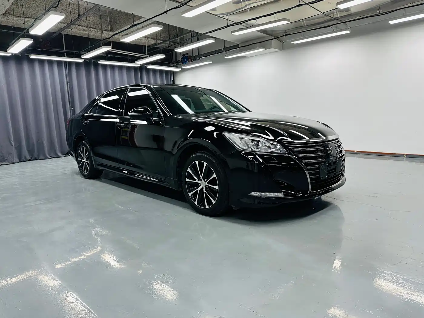 Toyota Crown 2018 2.0T Fashion Edition фото 3