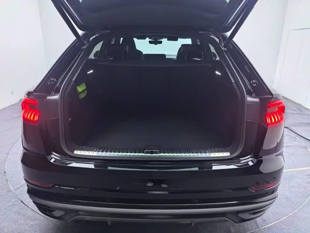 Photo 23 - Audi Q8