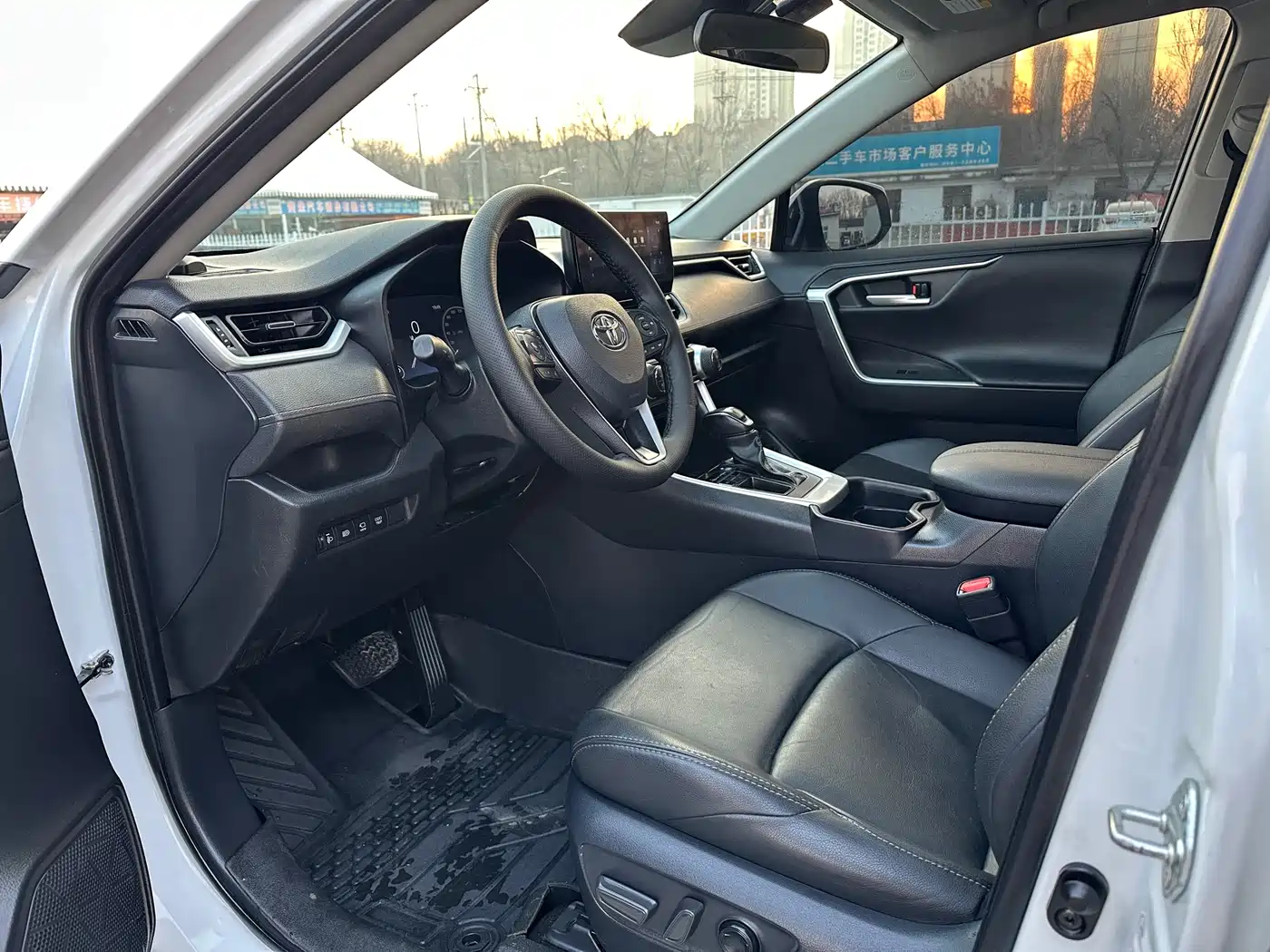 Toyota Wildlander 2024 2.0L CVT 2WD Luxury PLUS Edition фото 4