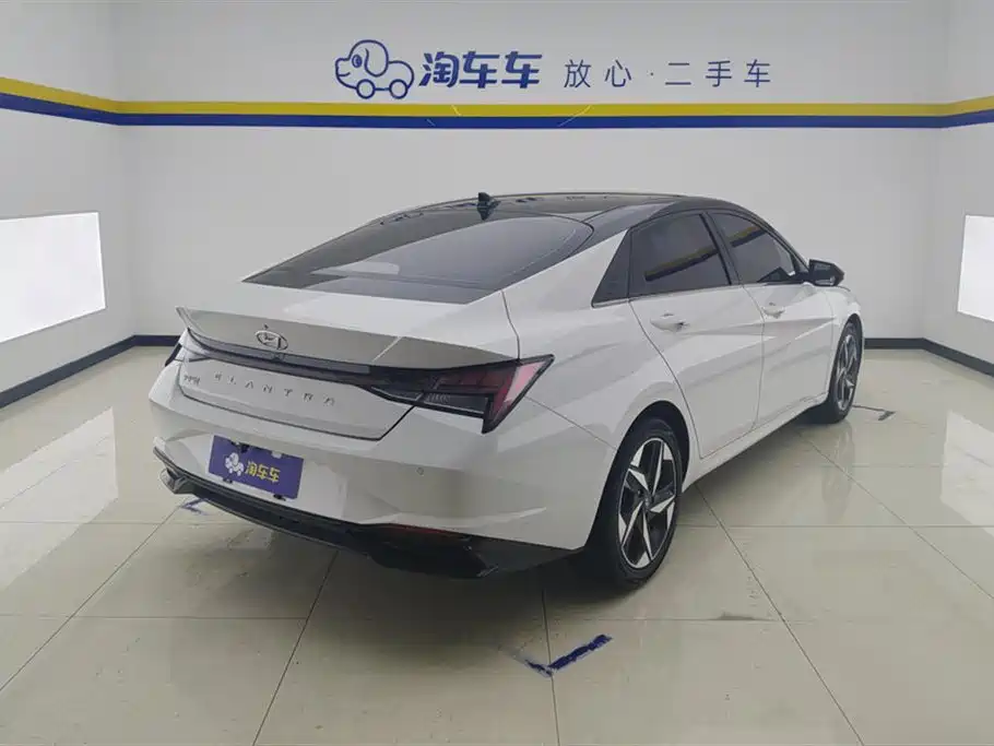 Hyundai Elantra 2021 1.5L CVT LUX Premium Edition фото 3