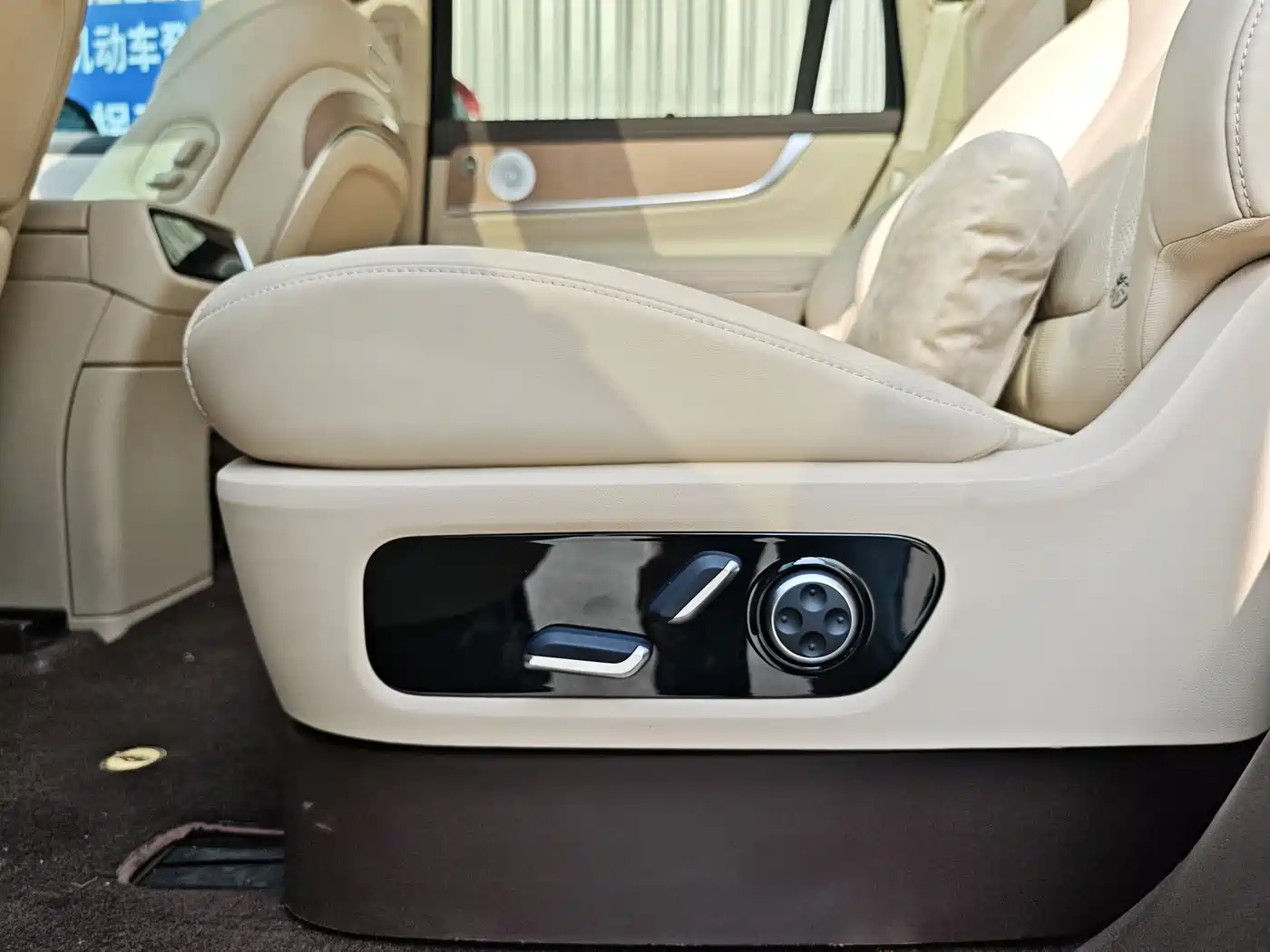 AITO Wenjie AITO M9 2024 Range Extender Max 52kWh 6-seater фото 11