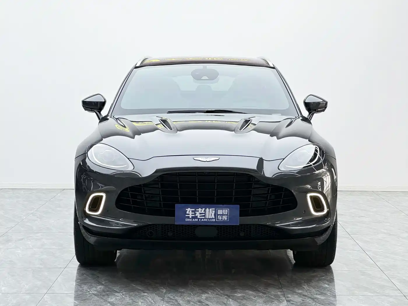ASTON MARTIN DBX