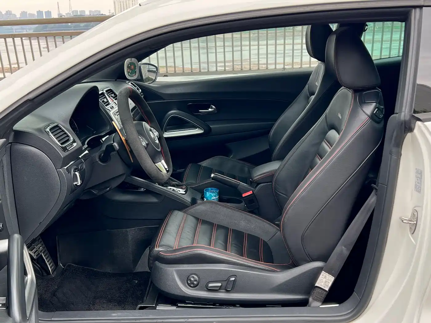 Volkswagen Scirocco 2011 2.0TSI Luxury фото 9