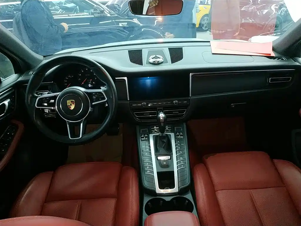PORSCHE MACAN