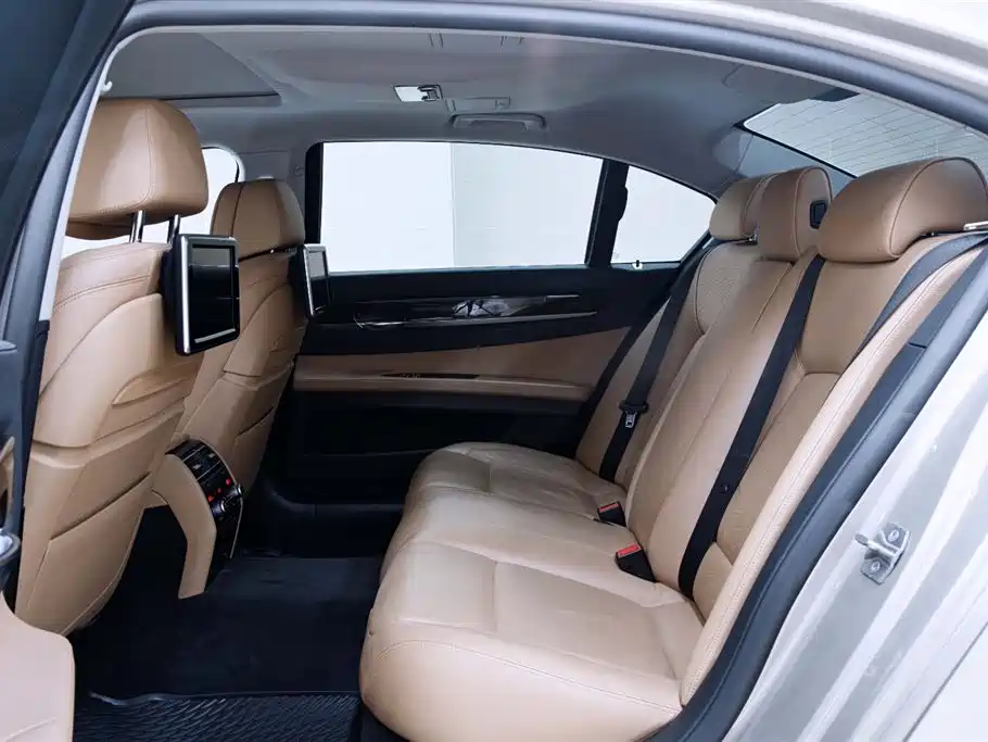 BMW 7 Series 2013 Model 740Li Luxury фото 12