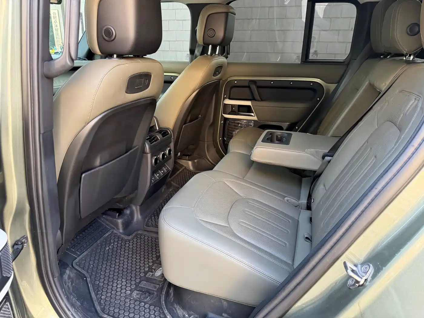 Photo 8 - Land Rover Defender
