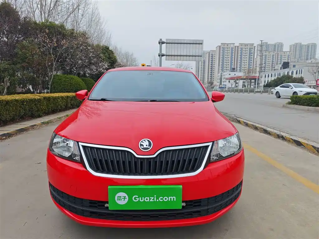Škoda Skoda Rapid Spaceback 2016 Facelift 1.6L Manual Forward Edition фото 3