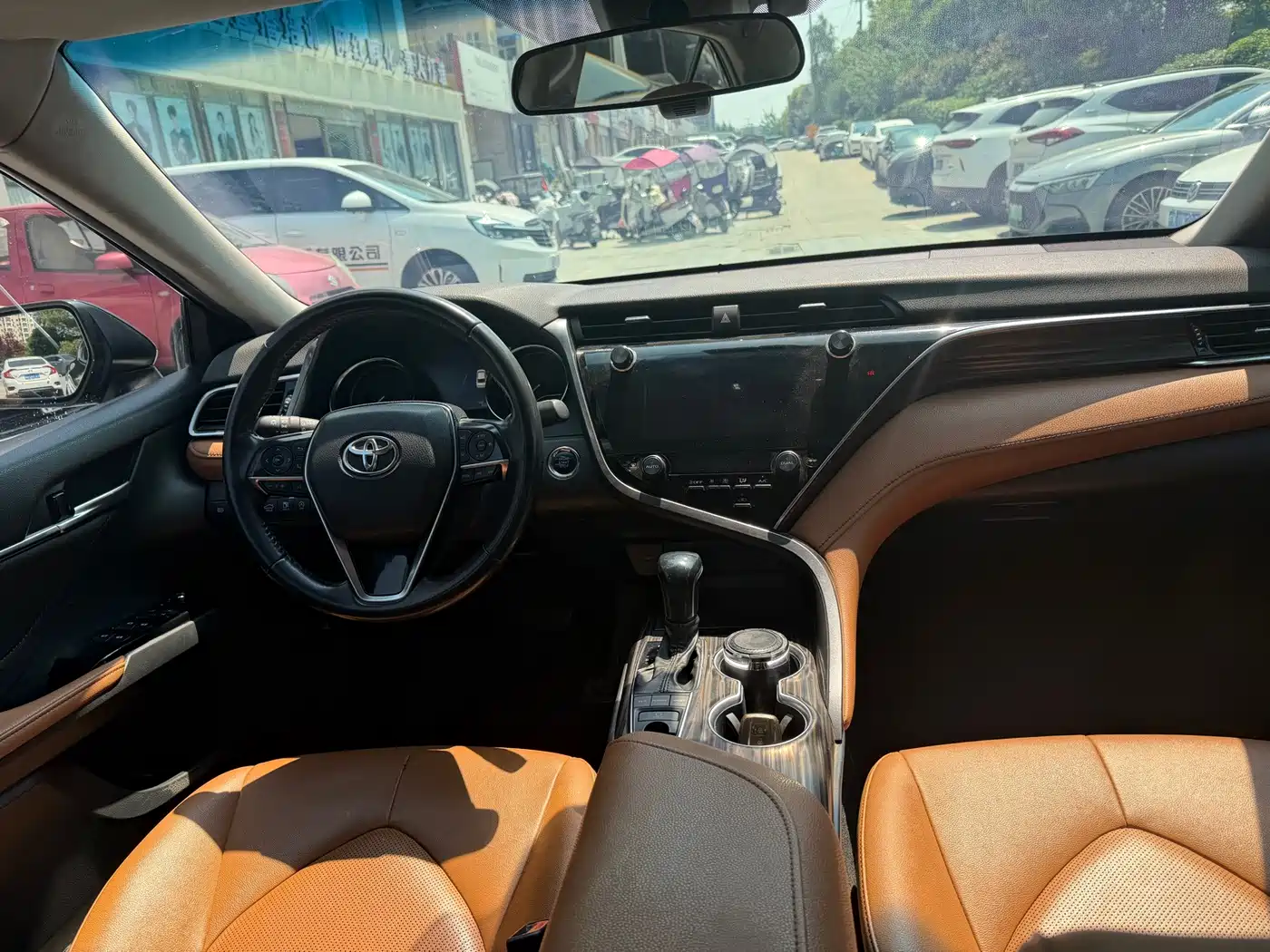 Фото 13 - Toyota Camry