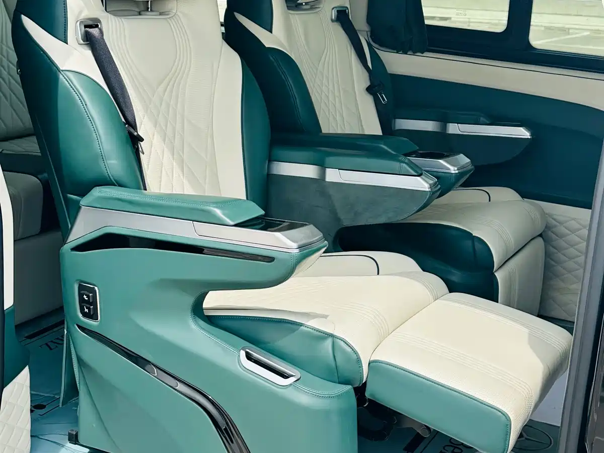 Mercedes-Benz Vito 2023 2.0T Elite 7-Seater фото 32