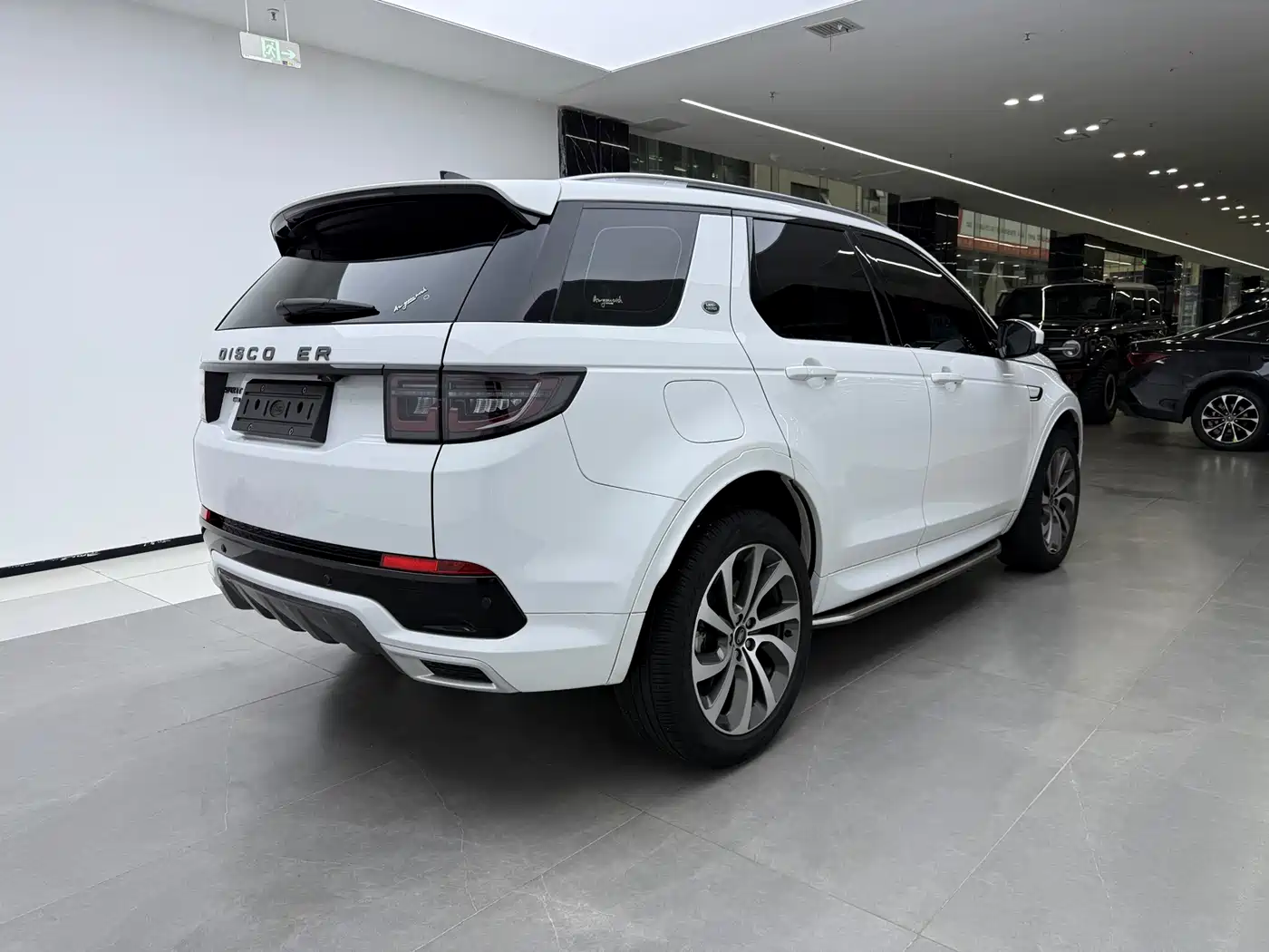 Land Rover Discovery Sport 2022 Model 249PS R-Dynamic S Performance Edition 5-Seater фото 3