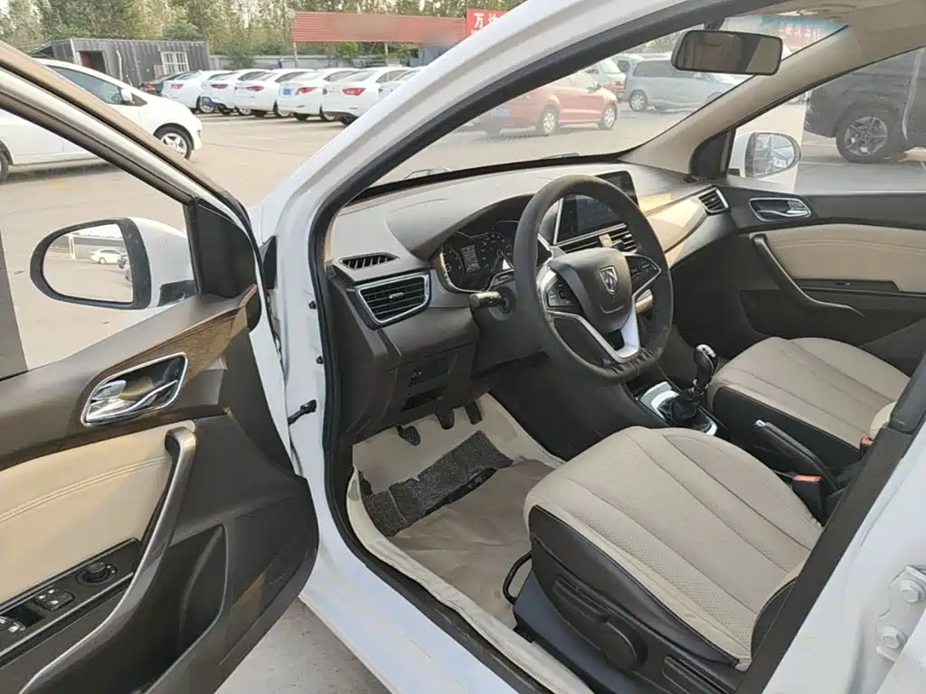 Baojun 310W 2020 2017 1.5L Manual Fashion Edition (China V)