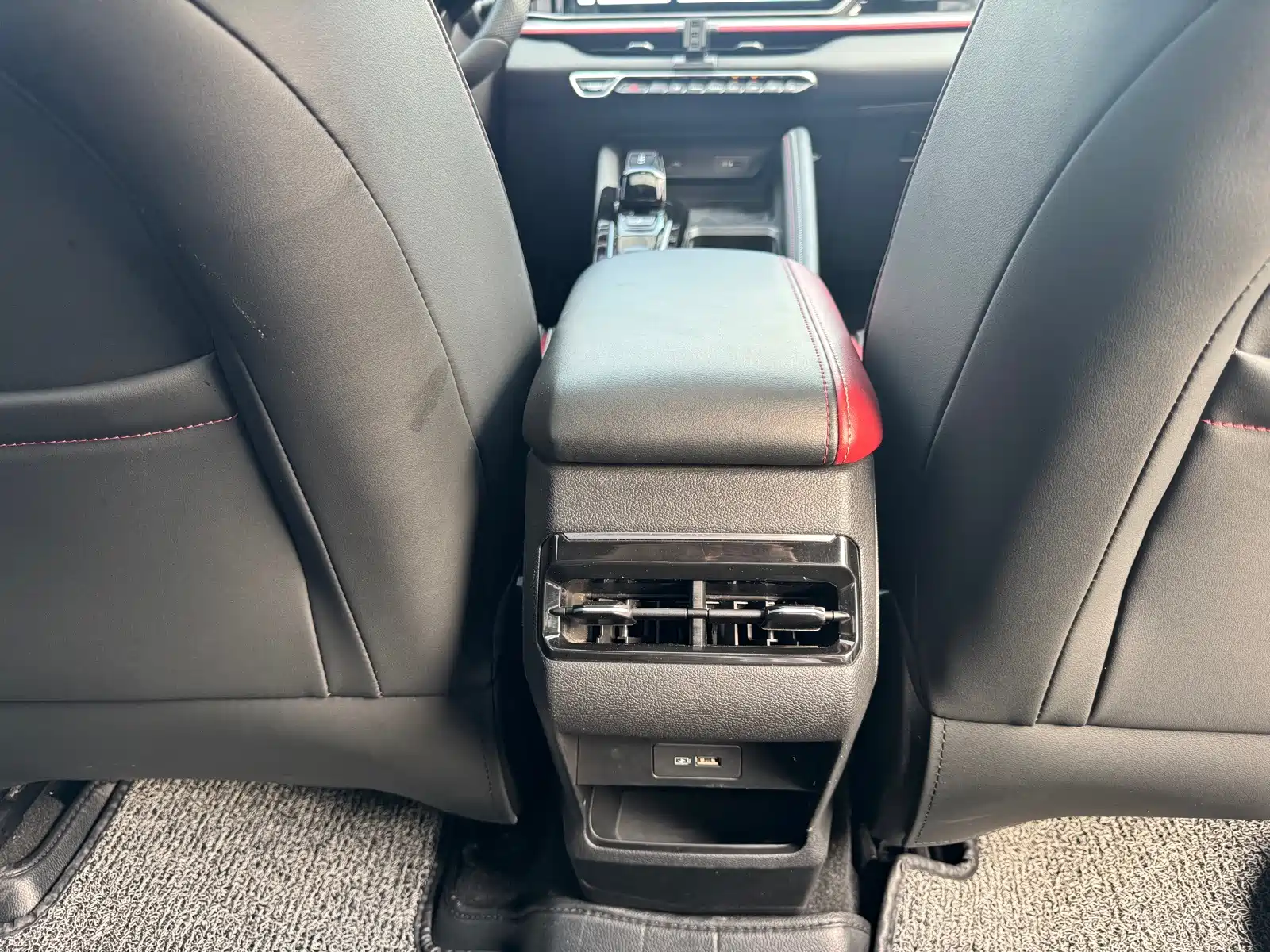Фото 20 - Geely Coolray
