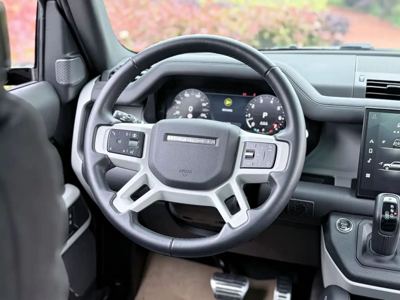 Land Rover Defender 2024 110 3.0T P400 XS фото 16