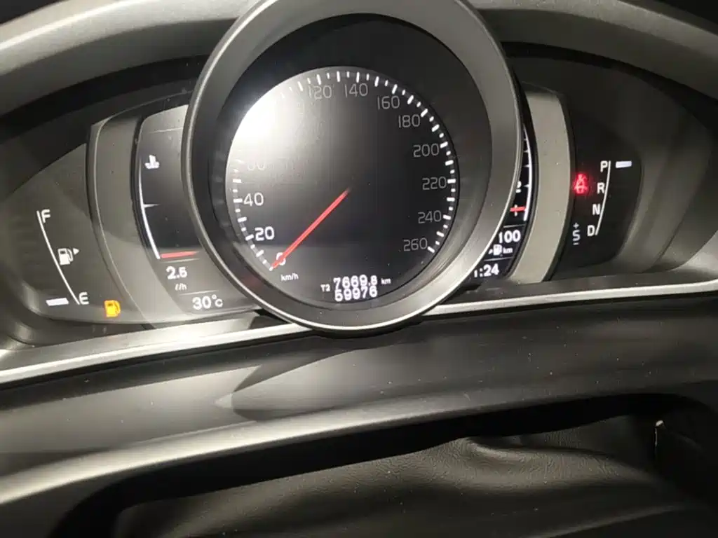 Фото 12 - Volvo V40