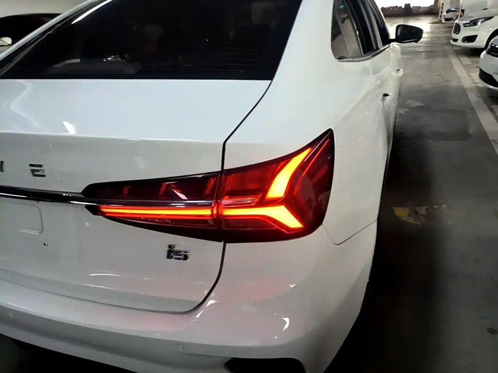 Фото 8 - Roewe i5