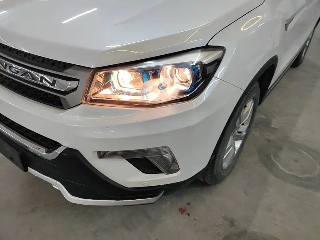 Photo 24 - Changan CS75