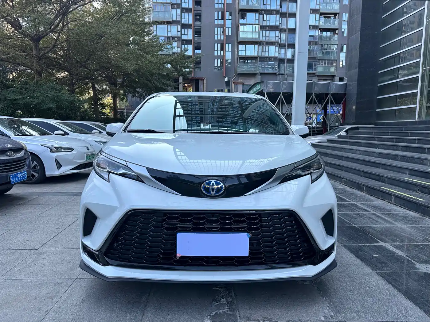 Toyota Sienna 2021 2.5L Hybrid Premium Edition фото 2