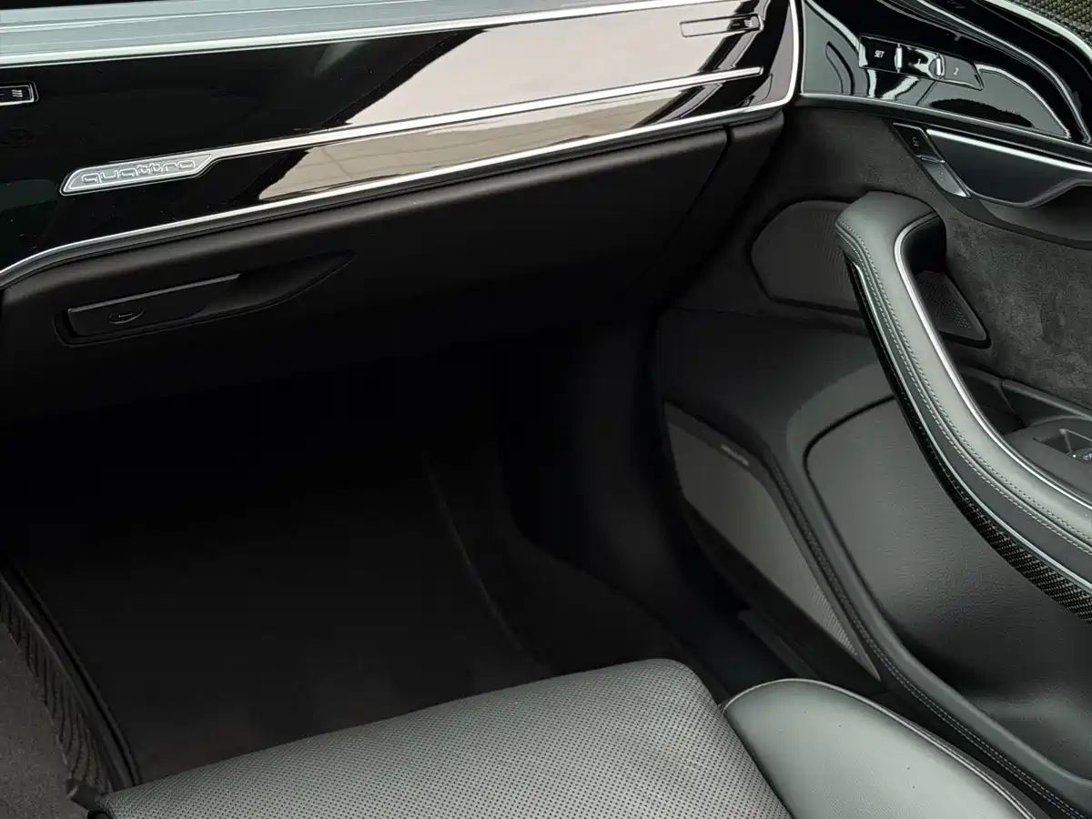 Photo 17 - Audi S8