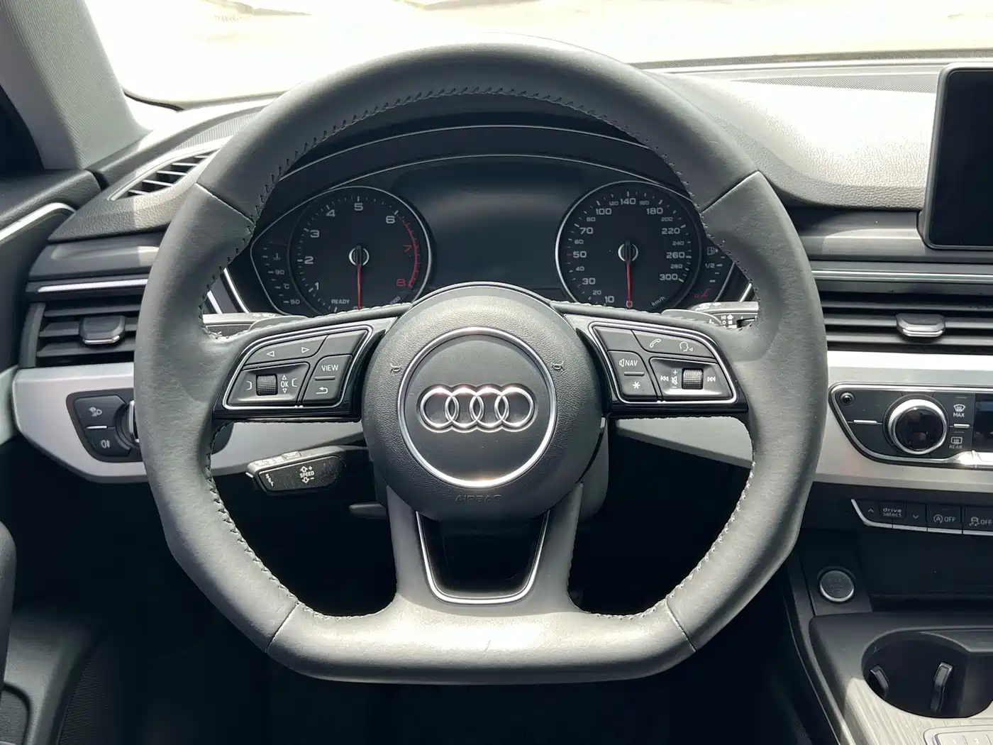Фото 12 - Audi A4L